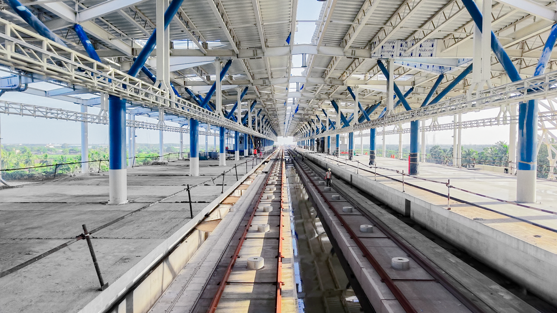 スラト高速鉄道駅のプラットフォームレベルで軌道工事が進行中です。